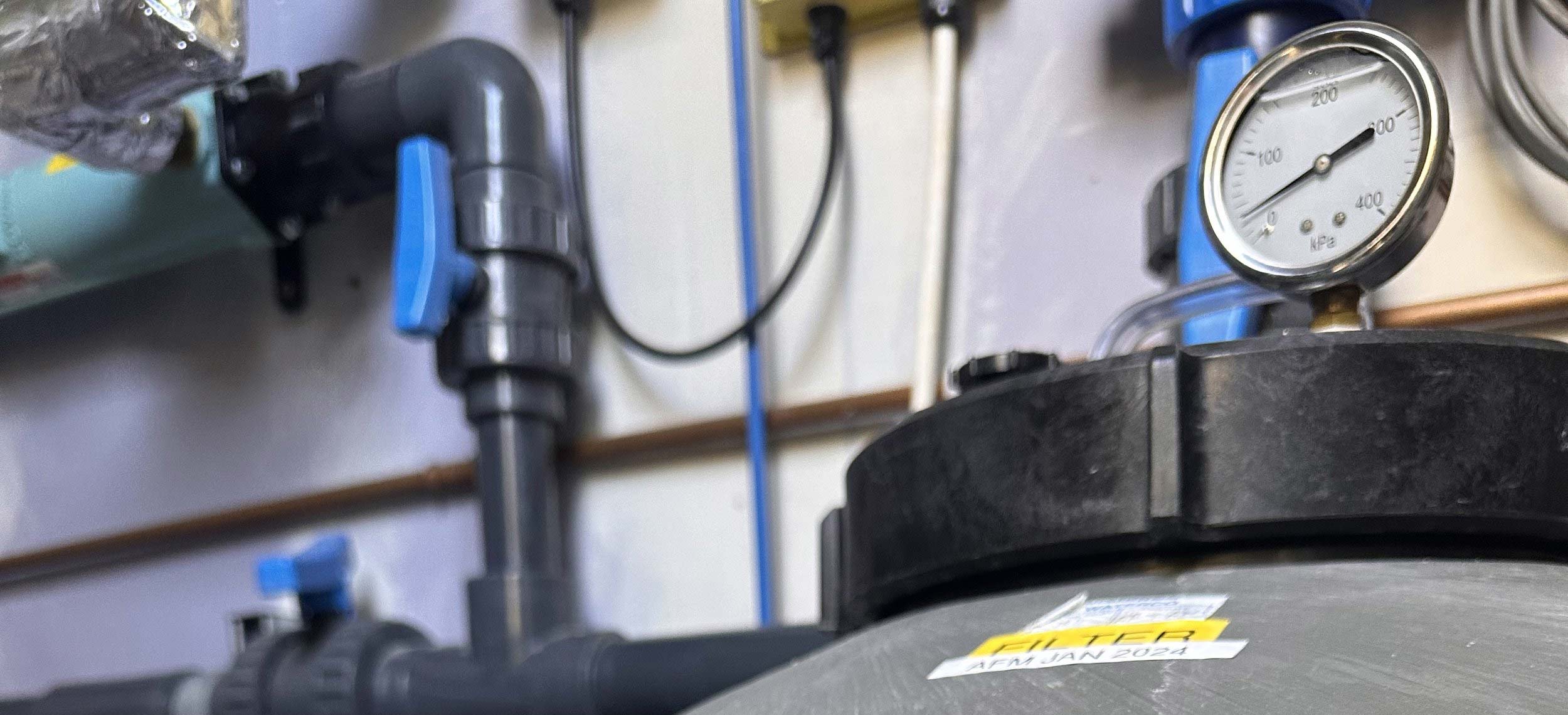 Pool pump, pressure gauge and pipework